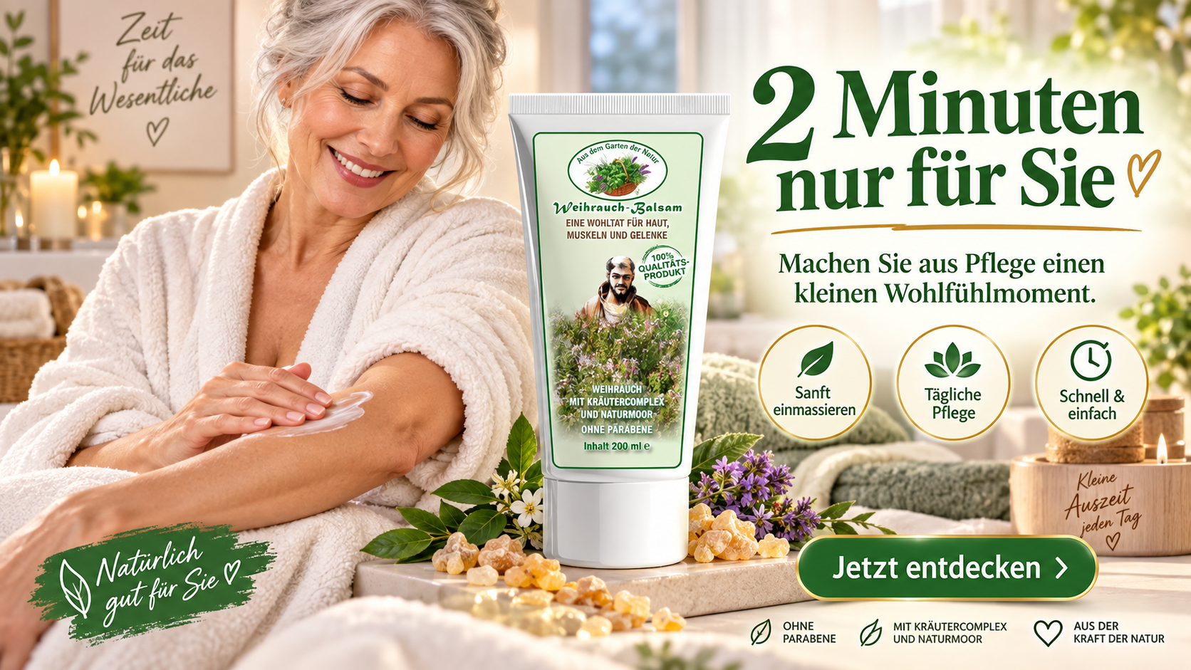 Zwei Minuten nur für Sie: Eine Frau im Bademantel massiert Balsam in ihren Arm ein. Die Tube steht neben Kräutern und Weihrauchharz.